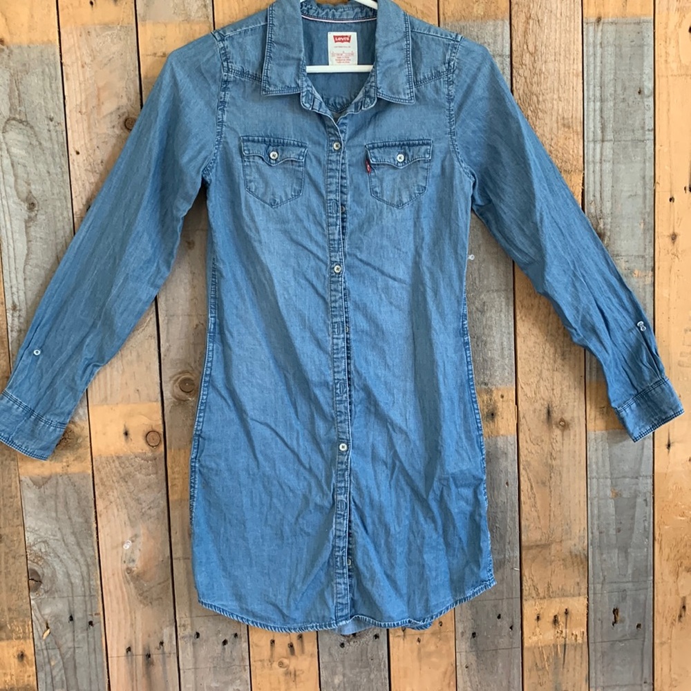 Levi light denim dress or over shirt. Pockets at The hips. Classic Levi details.
